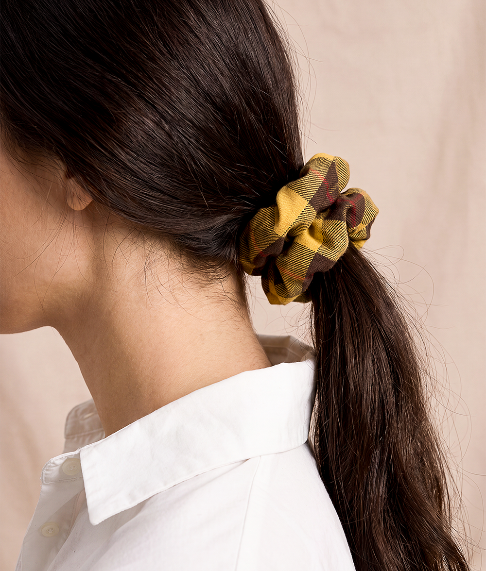 cafide-accessories-noa-scrunchie-haargummi-tartan-senf-baumwolle image 3
