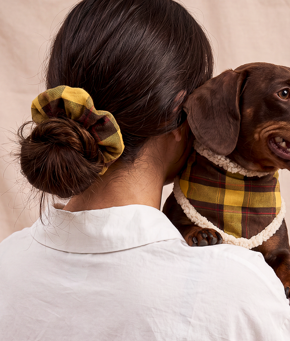 cafide-accessories-noa-scrunchie-haargummi-tartan-senf-baumwolle image 2